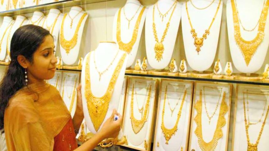 Gold price falls on the first day of the month, silver price also falls, check current price